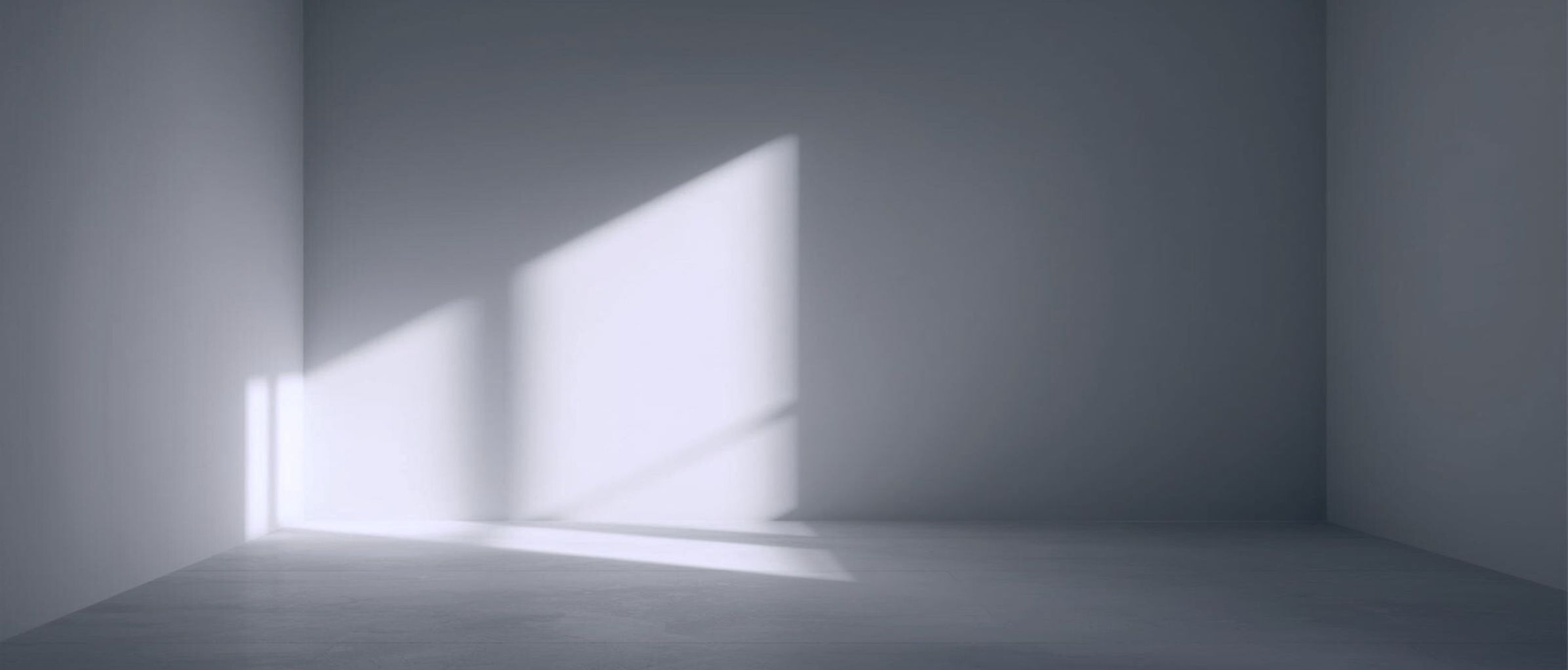 Frau im Sonnenuntergang breitet die Arme aus